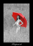Outdoor Akt Shooting mit rotem Schirm