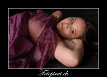 Teilakt Shooting mit farbigem Stofftuch im Fotostudio