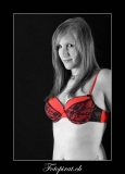 Rote Dessous BH Fotoshooting im Fotostudio