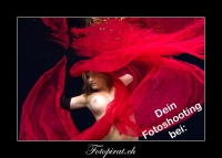 Akt-Nude-Fotoshooting-Unterwasser-rotes-Tuch-0822-Event